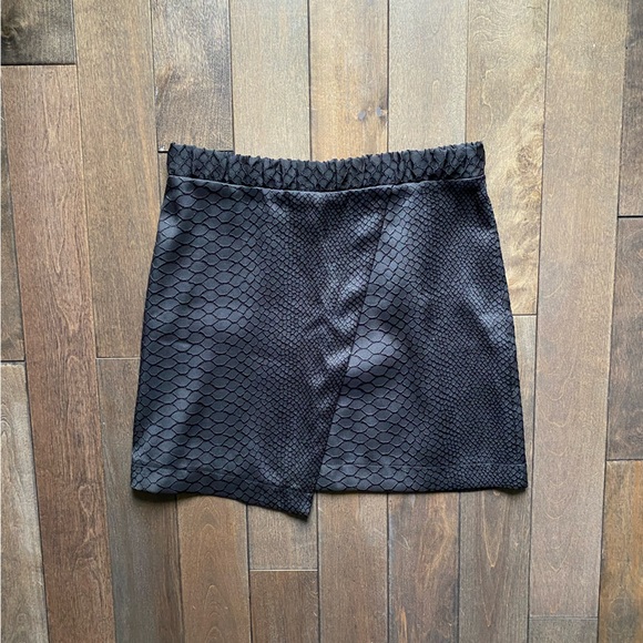 Topshop Snake Print Faux Wrap Mini Skirt. Size 6. Black Colour. - Picture 8 of 9